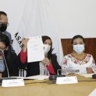 Un grupo de asambleísta de forman la mesa de concertación firmaron el acuerdo con los dirigentes de la UNE.