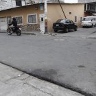 En este lugar estaba la víctima cuando fue atacada. En la calzada quedaron manchas.