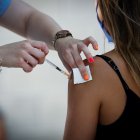 A través de redes sociales se difundió la noticia falsa de que varias mujeres presentaban un aumento de pecho tras vacunarse.