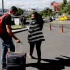 Los parientes de 
la mujer calcinada llegaron a la morgue de Quito desde Colombia para iniciar los trámites de repatriación.