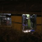 Personal de  Criminalística estuvo cerca de dos horas levantando indicios en la escena del crimen.