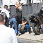 Familiares de la adulta mayor esperaban en los exteriores del inmueble.