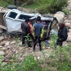 Así es como quedó volcada la camioneta.