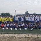 Los integrantes de la escuela de fútbol en La Perimetral.