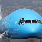 Neisi Dajomes saluda desde la ventana del avión a su llegada al país.