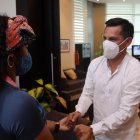 Jefferson Pérez recibe a las medallista olímpicas.