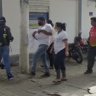 El bebé es llevado en sábanas