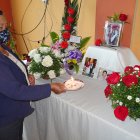 Rosa Muy ora frente a un altar donde están varias fotos de su sobrina Nohemí.
