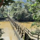 El paso elevado se rompió cuando un caballo pasaba llevando a las dos personas.