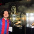 Rousseau se tomó su foto junto a las Botas de Oro de Lionel Messi.
