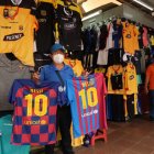 El comerciante Pascual Reyes destaca que no ha vendido las camisetas de Lio.