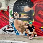 Víctor Díaz (d) junto a la imagen de Gianluca Lapadula, delantero de la selección de Perú.