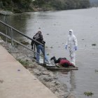 Agentes de Criminalística y de la Dinased llegaron al río Daule para retirar el cadáver.