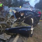 Así quedó el vehículo en el que viajaban los dos uniformados, que se chocaron contra un carro de mayor dimensión.