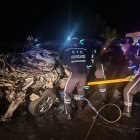 Personal de rescate de la CTE retira el cuerpo de Jonathan Rosado Bermeo.