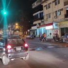 La sangre del joven quedó en la calzada.