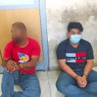 El sujeto y el adolescente cuando cayeron en manos de la Policía.