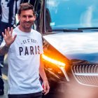 Leo Messi a su llegada a París fue recibido por hinchas