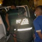 Los agentes revisaron el automotor en que se desplazaban los sospechosos.