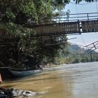 Desde este puente colgante cayeron padre e hijo.
