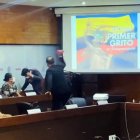 Momento en el que Morales le avienta el vaso de agua a Jorge Yunda.