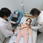 Los médicos hacen un chequeo al corazón del robot. Enseñan cómo proceder ante un infarto.