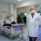 El vicepresidente Alfredo Borrero en una visita a hospitales públicos de Guayaquil a inicios de junio pasado, donde verificó la falta de medicamentos