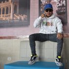 Además de cantante, Dennyz es multiinstrumentista. Toca guitarra, piano y bajo. Desde niño estuvo ligado al arte.