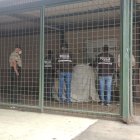 El cadáver estaba tapado con sábanas, fuera de una zona de refrigeración.