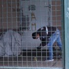 l cuerpo de Raúl Mazzini fue cubierto con una sábana blanca. Policía inspeccionó el lugar.