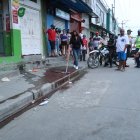 Los habitantes de la zona están alarmados por el crimen. Luego del acontecimiento violento limpiaron el tramo de la acera donde ocurrió el hecho.