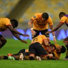 Adonis Preciado (abajo) de Barcelona celebra un gol  en  cuartos de final de la Copa Libertadores entre Fluminense.