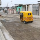 Clemente Hallay moja la calle para que no se levante la polvareda.