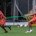 Jonathan Perlaza y Byron Castillo en uno de los entrenamientos de Barcelona.
