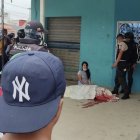 En el portal de esta vivienda quedó tendido Cristhian Toledo.