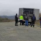 Sobre la polvorosa y solitaria vía yacía el cadáver.