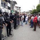 Vigilantes resguardaron la dependencia policial en Salitre, tras la detención de los sospechosos.