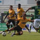 Michael Hoyos luchando con la defensa de Orense.