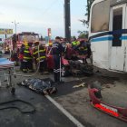 El auto rojo conducido por Luis Unapucha y en el que también viajaba Rosa Méndez se incrustó contra un bus.