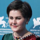 La cineasta afgana pide al mundo apoyo contra los talibanes.