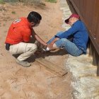 El hombre permaneció inmovilizado al pie del muro del cual cayó al intentar atravesarlo.