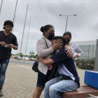 La víctima de asalto a mano armada llora mientras sus familiares tratan de consolarlo.