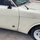 Algunos vehículos que estaban parqueados en el sector sufrieron daños por las balas.