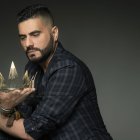 Nino mostrando la corona más cara del Miss Ecuador.