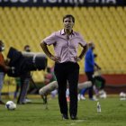 Fabián Bustos DT de Barcelona y su camisa color palo de rosa.