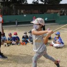 Con palos de escoba como bates aprenden los movimientos.