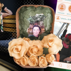 Gabriela le hizo un altar con flores amarillas para despedirse de su papá.