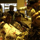 Los ‘clientes’ se quedan contentos luego del corte de cabello. En algunos, que no se han cuidado, esta labor toma hasta una hora.