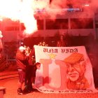 Amigos e hinchas de Liga de Quito en el adiós a Rodrigo Paz en el estadio universitario.