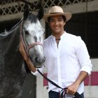 En su outfit dominical no puede faltar sombrero para cabalgar